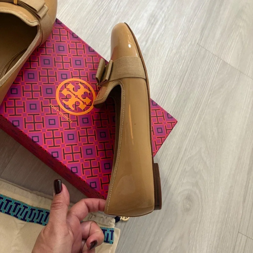 Tory Burch Gigi Patent Leather Bow Loafers Tan Beige Gold Logo Flats 10M 32944